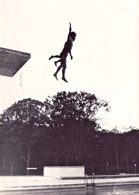 De winnaars van de duikwedstrijd 'hors concours' voor Siamese tweelingen. 